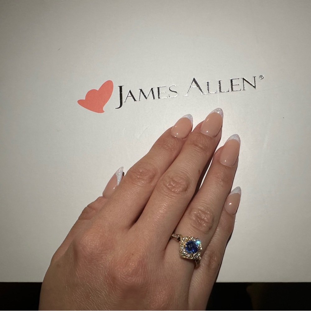 Selling beautiful and NEW sapphire ring 💍 0.93 carat